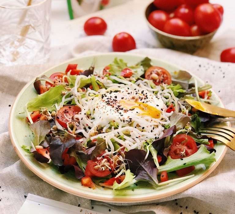 REZEPT: Nudel-Zucchini Nest auf einem Salat Bett